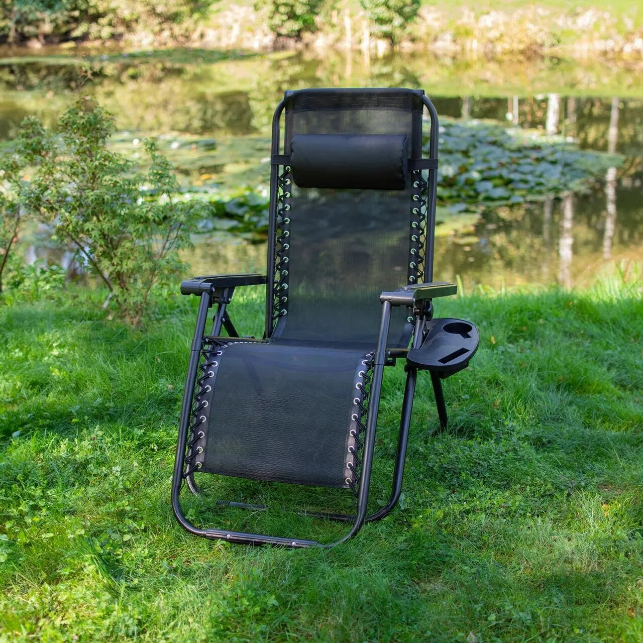 Șezlong pliabil pentru grădină, cadru metalic, tetieră, măsuță laterală, suport picioare, max. 120 kg